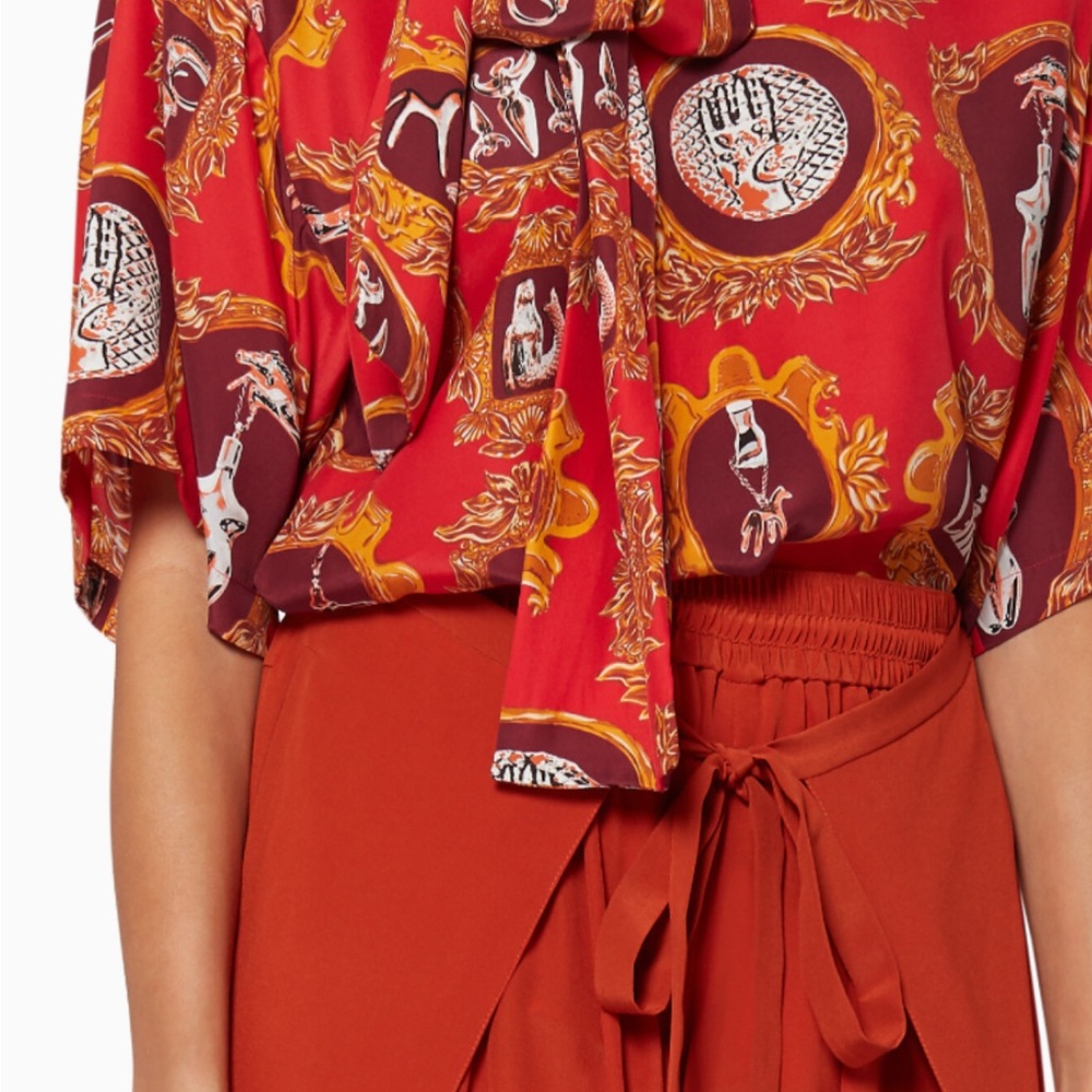 Beautiful blouse - Picture 2 of 3